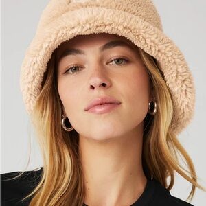 ALO Foxy Sherpa Bucket Hat - camel